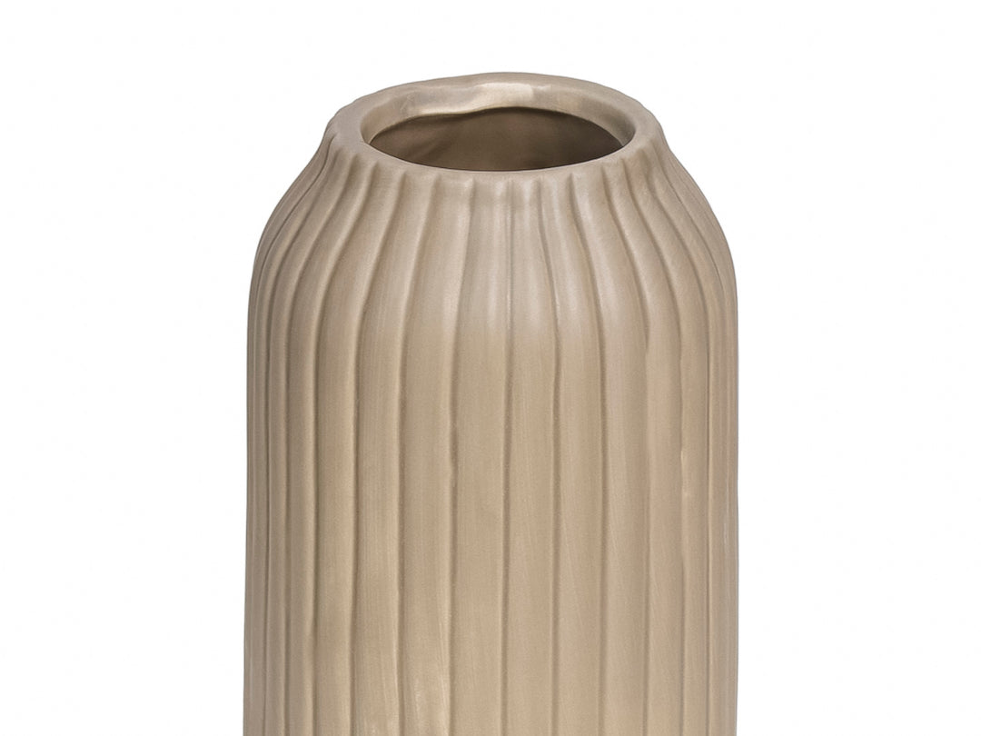 Florero decorativo cilíndrico de color beige con textura acanalada vertical.
