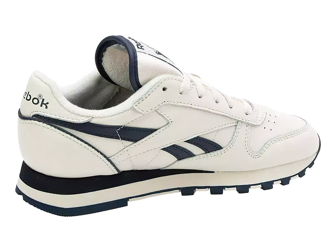 Tenis Reebok Classic Leather en color blanco con detalles en azul marino y suela blanca y azul.