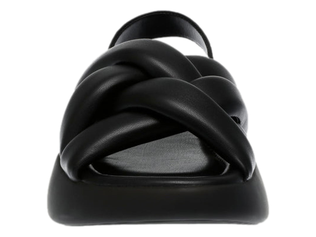 Sandalia de plataforma color negro con tiras trenzadas y correa posterior.