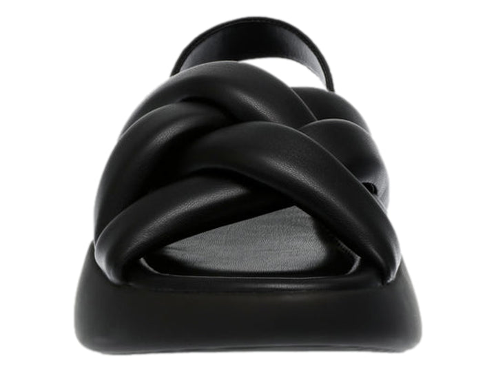 Sandalia de plataforma color negro con tiras trenzadas y correa posterior.