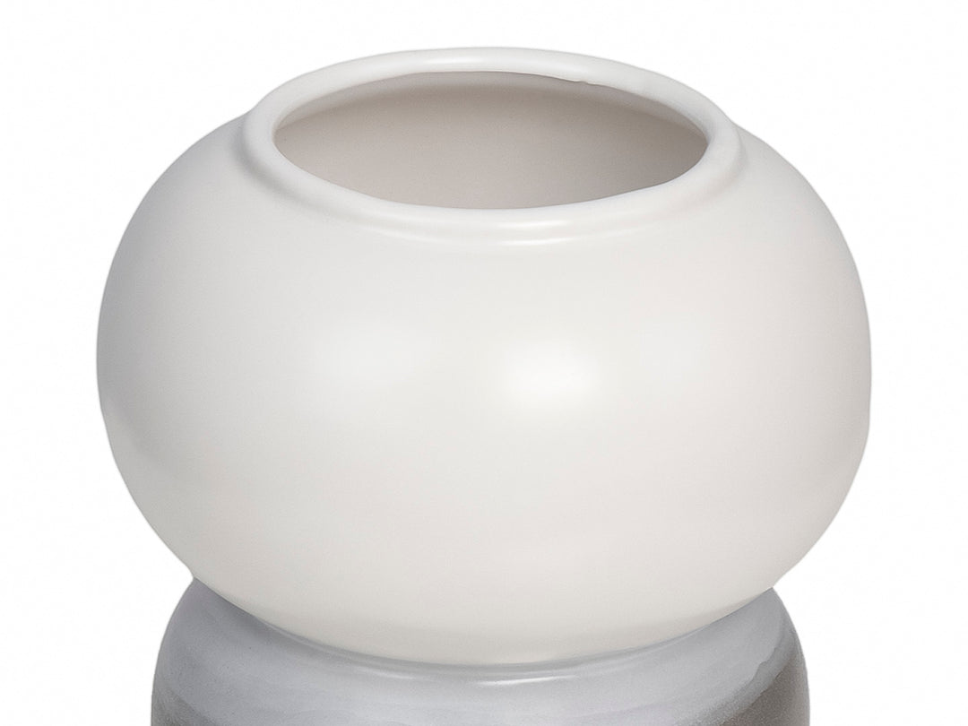 Florero decorativo de cerámica en forma esférica segmentada, con la parte superior blanca y la base gris.