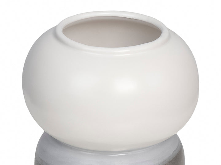 Florero decorativo de cerámica en forma esférica segmentada, con la parte superior blanca y la base gris.