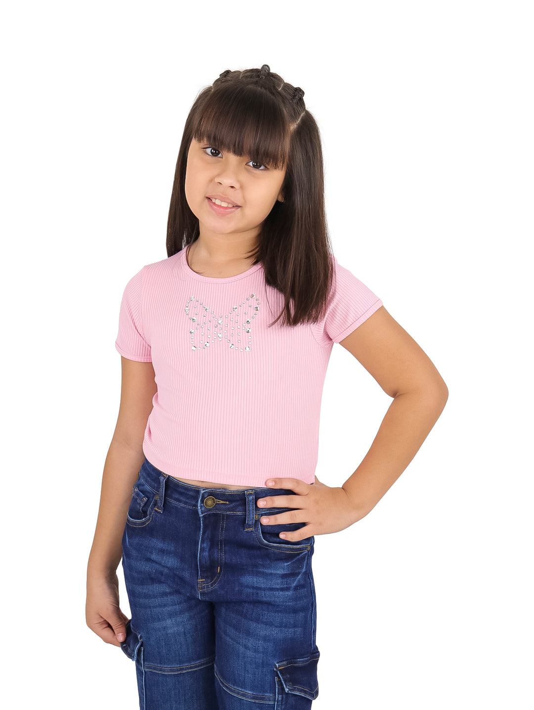 Niña vistiendo blusa rosa de manga corta con detalle de mariposa brillante en el pecho.