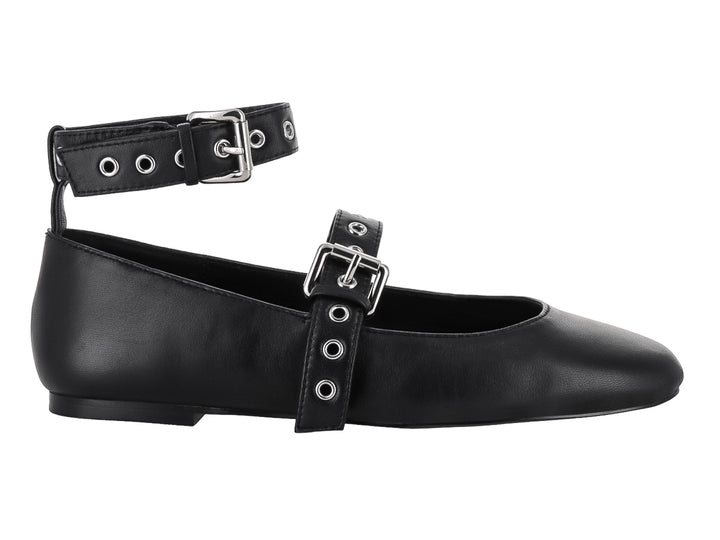 Zapato plano negro de Steve Madden con punta redondeada, correa al tobillo y detalles de hebillas plateadas.
