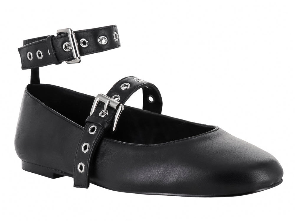 Zapato plano negro de Steve Madden con punta redondeada, correa al tobillo y detalles de hebillas plateadas.