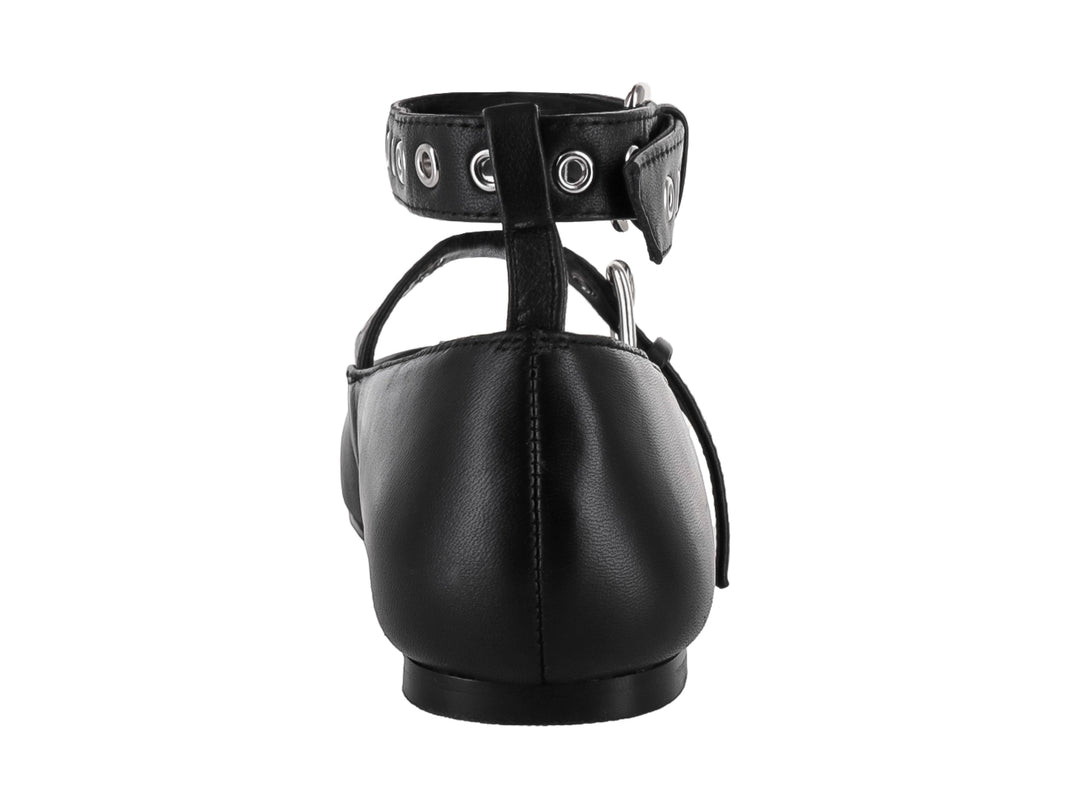 Zapato plano negro de Steve Madden con punta redondeada, correa al tobillo y detalles de hebillas plateadas.