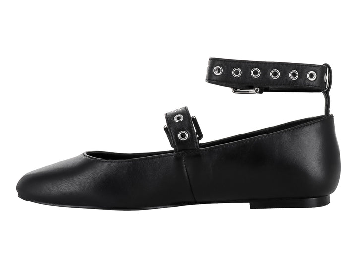 Zapato plano negro de Steve Madden con punta redondeada, correa al tobillo y detalles de hebillas plateadas.