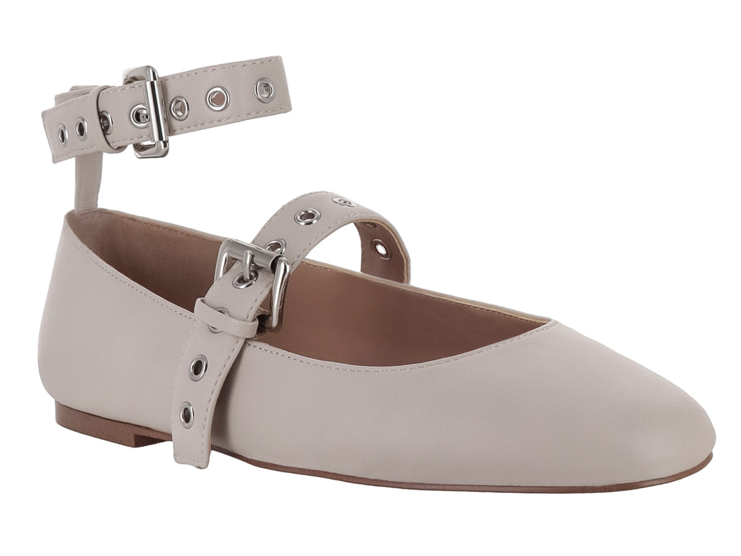 Zapato plano color hueso con correa al tobillo y hebillas plateadas.