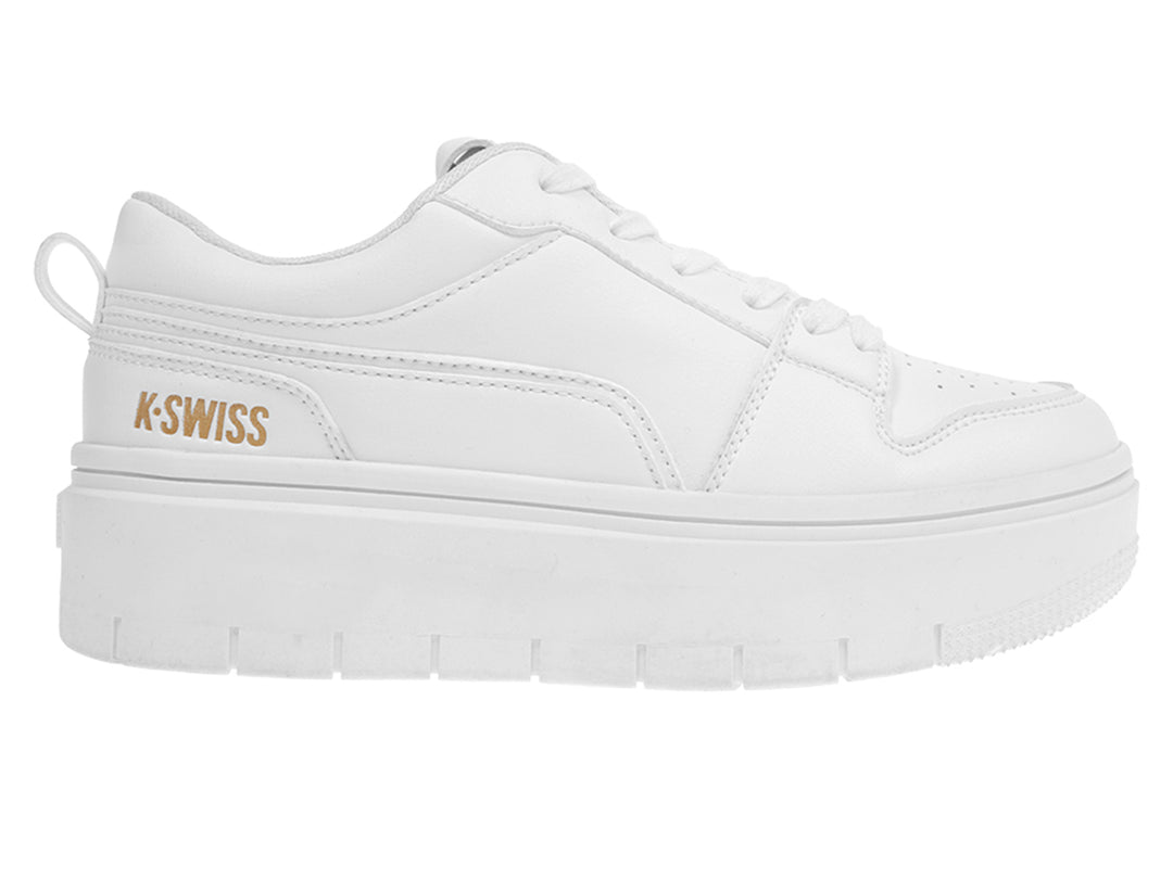 Tenis K-Swiss blancos de plataforma con detalles en dorado y suela ancha.