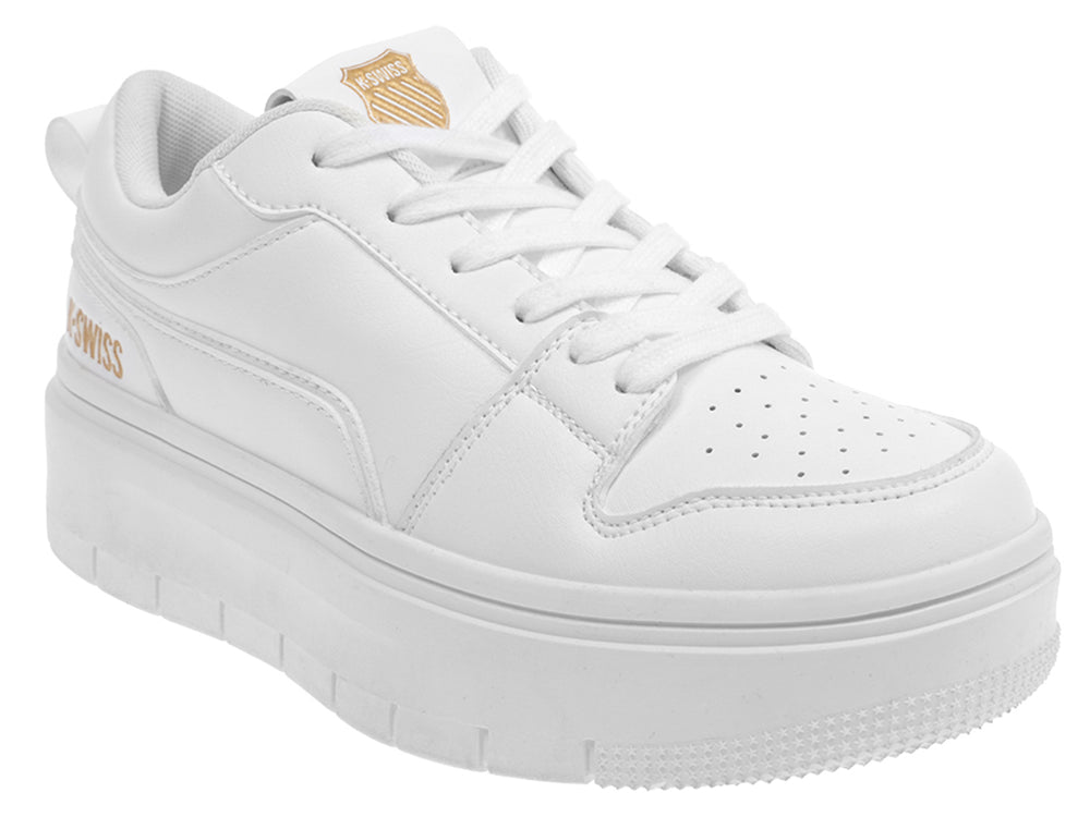 Tenis K-Swiss blancos de plataforma con detalles en dorado y suela ancha.