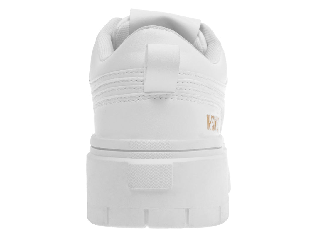 Tenis K-Swiss blancos de plataforma con detalles en dorado y suela ancha.