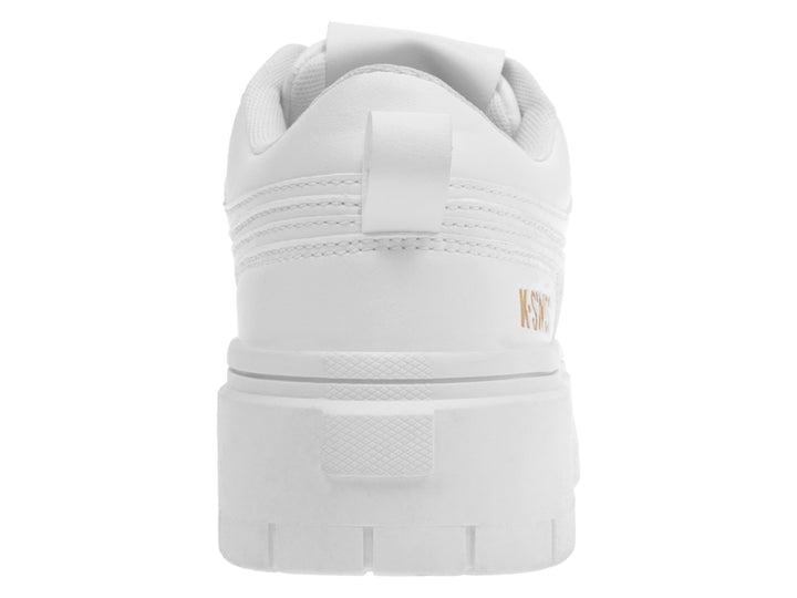 Tenis K-Swiss blancos de plataforma con detalles en dorado y suela ancha.