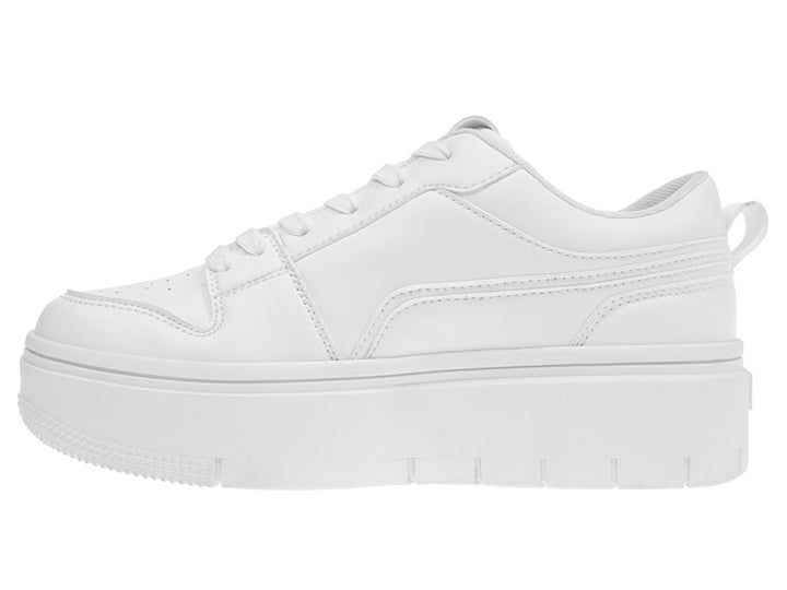 Tenis K-Swiss blancos de plataforma con detalles en dorado y suela ancha.
