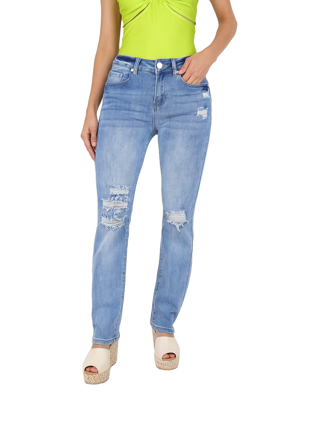 Jeans para mujer color azul claro con efecto bleach y detalles de destrucción.