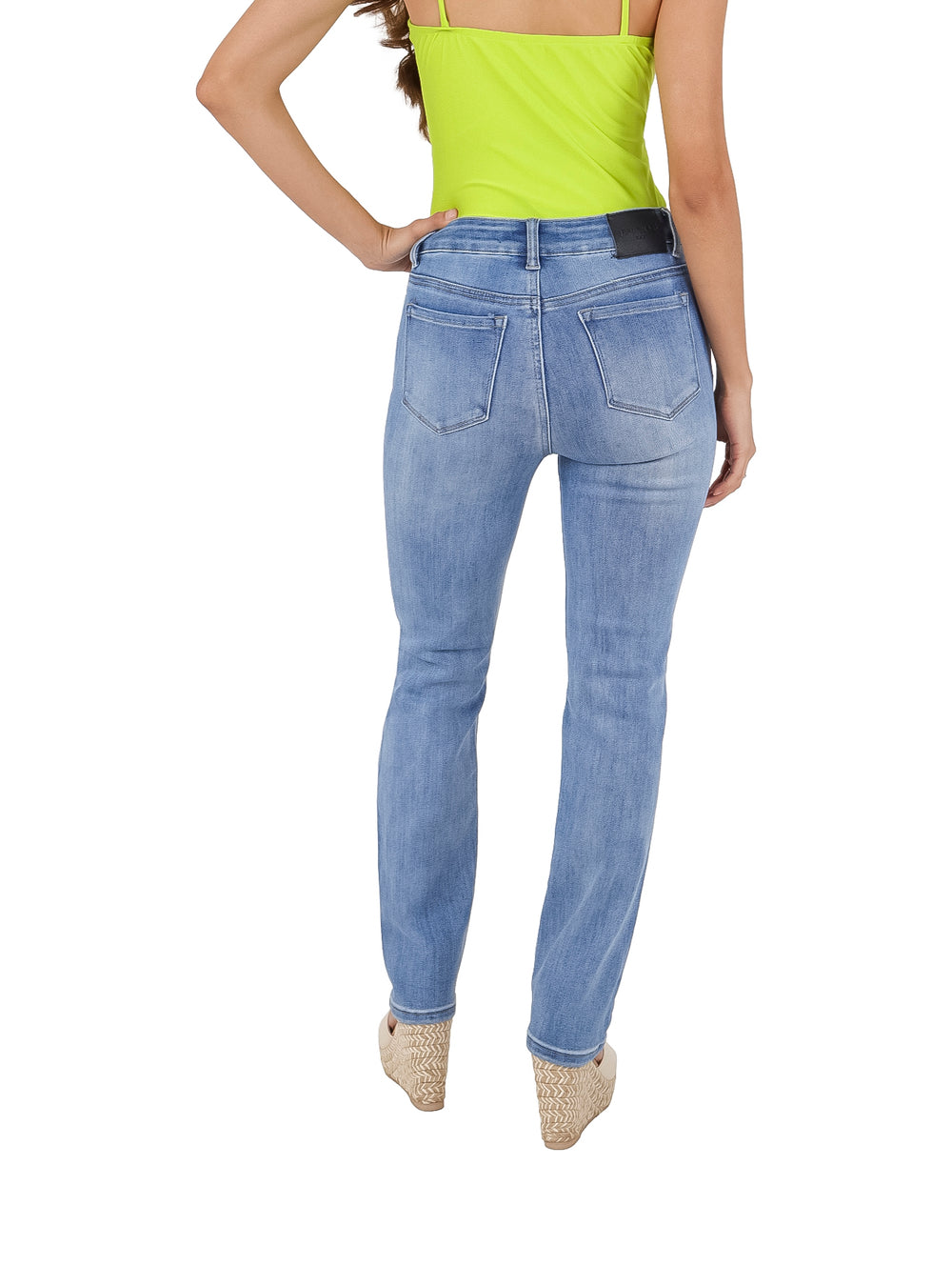 Jeans para mujer color azul claro con efecto bleach y detalles de destrucción.
