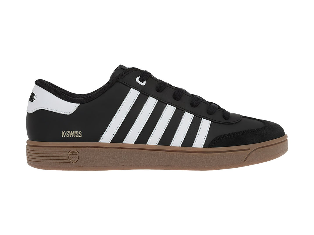 Tenis K-Swiss negros con franjas blancas laterales y suela color café.
