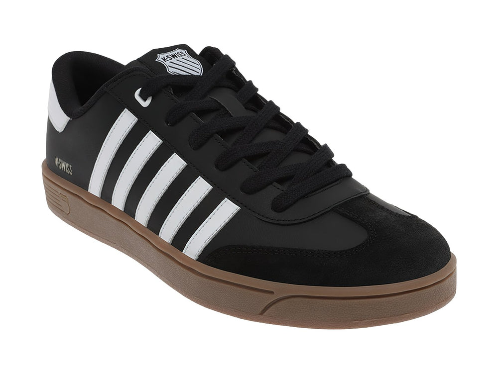 Tenis K-Swiss negros con franjas blancas laterales y suela color café.