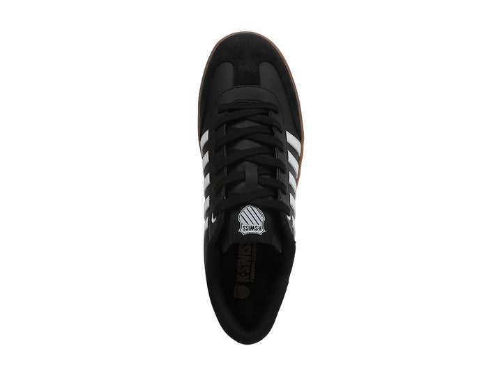 Tenis K-Swiss negros con franjas blancas laterales y suela color café.
