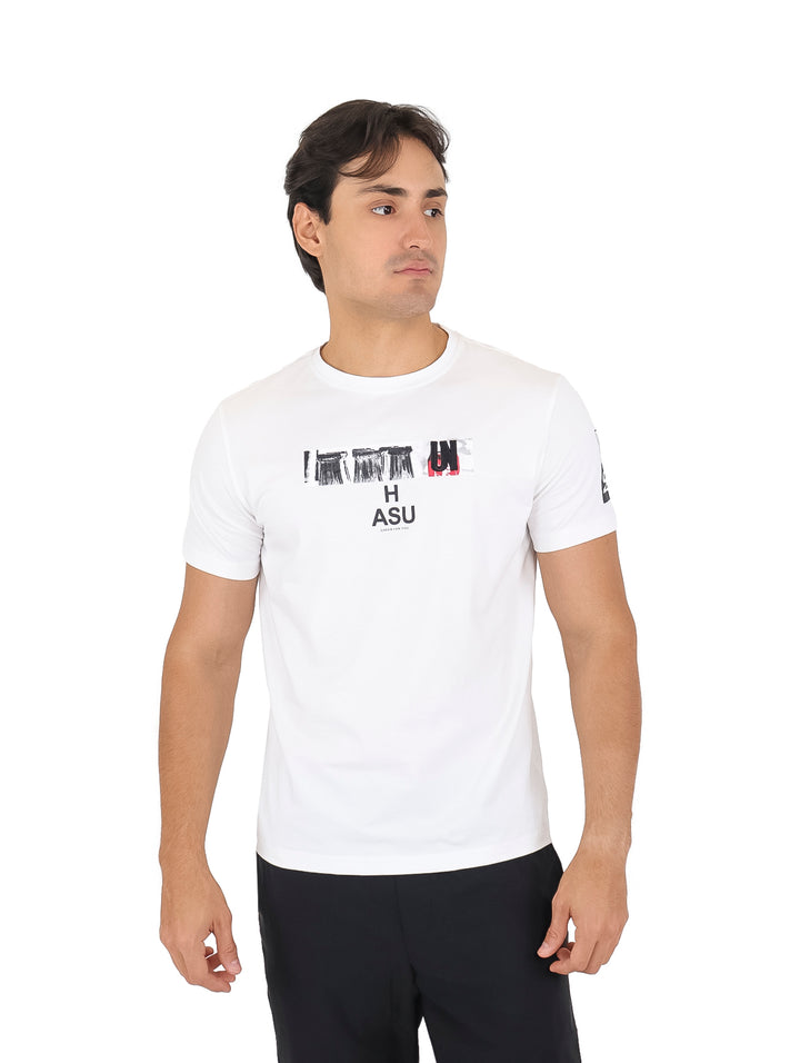 Hombre vistiendo playera blanca de manga corta con estampado gráfico en el pecho.