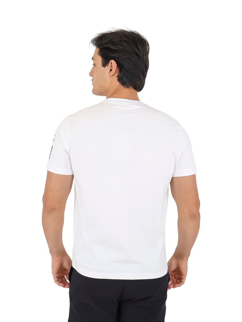 Hombre vistiendo playera blanca de manga corta con estampado gráfico en el pecho.