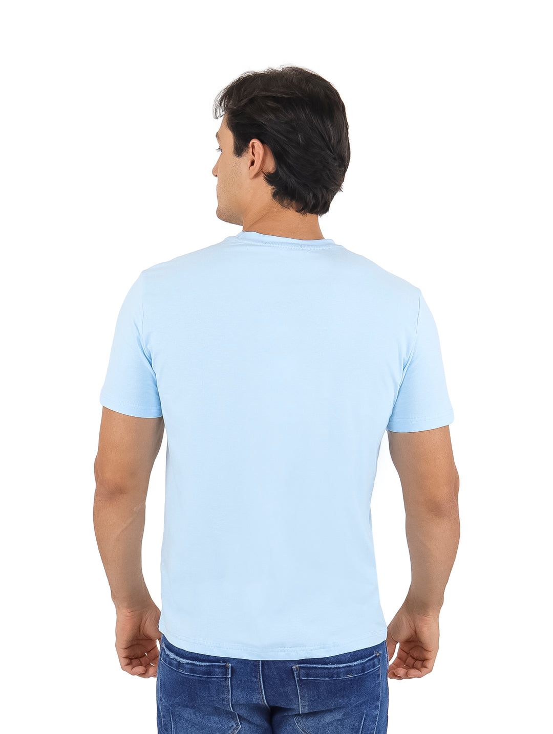 Hombre vistiendo playera azul claro de manga corta con estampado gráfico frontal y pantalones jeans azules.