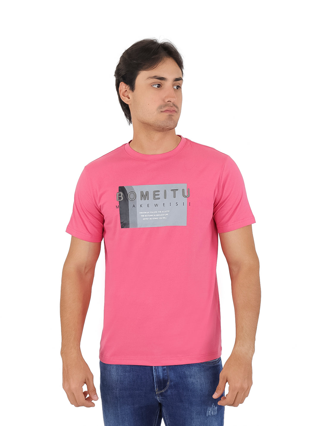 Hombre vistiendo una camiseta rosa de manga corta con estampado frontal y jeans azules.