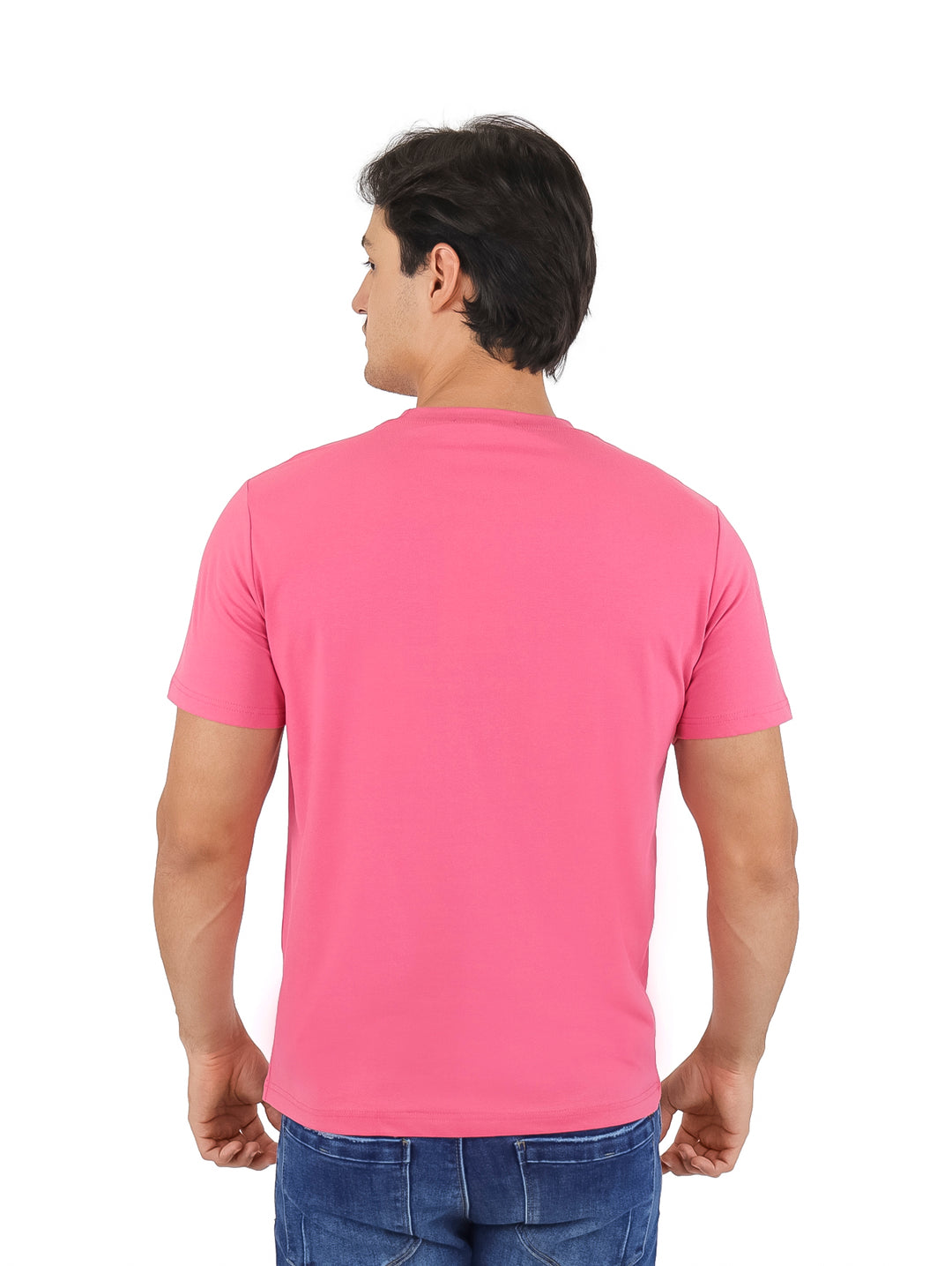 Hombre vistiendo una camiseta rosa de manga corta con estampado frontal y jeans azules.