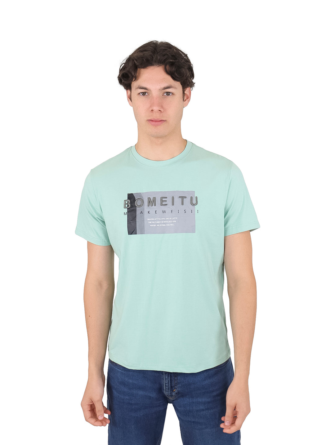 Hombre vistiendo playera de manga corta color verde menta con estampado gráfico en el pecho.