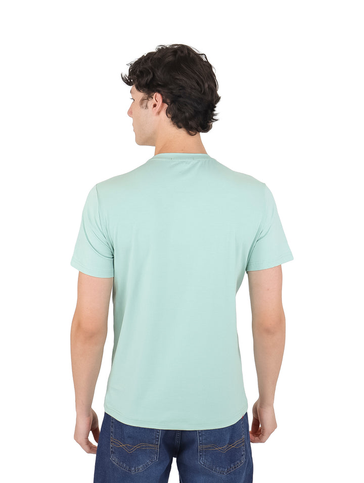 Hombre vistiendo playera de manga corta color verde menta con estampado gráfico en el pecho.