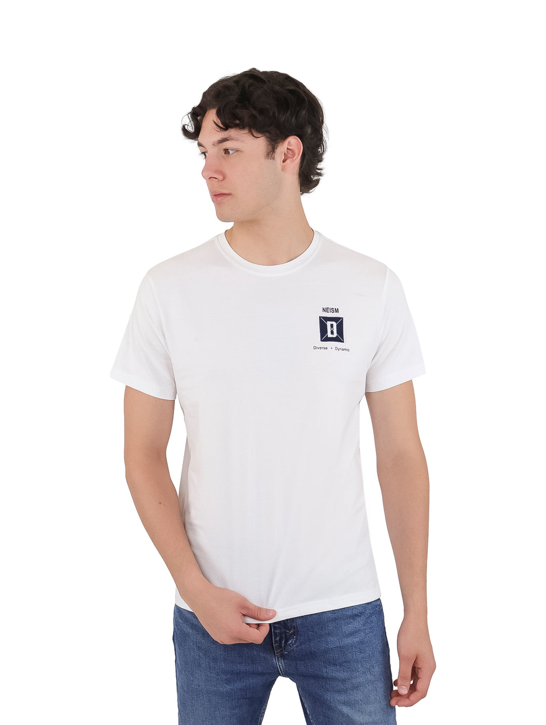 Hombre vistiendo una playera blanca de manga corta y cuello redondo con un pequeño logo en el pecho.