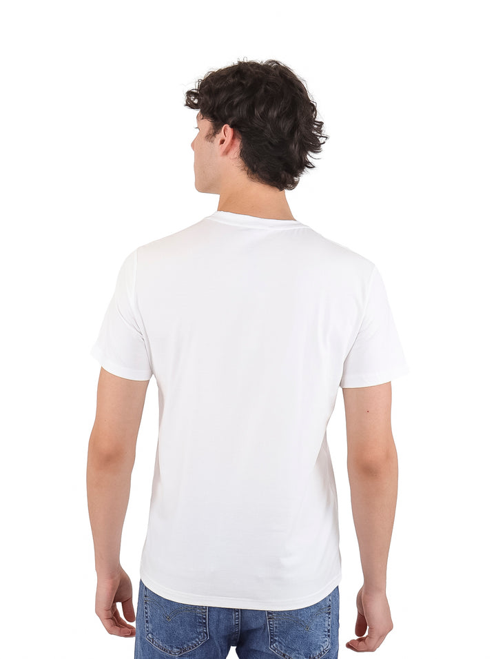 Hombre vistiendo una playera blanca de manga corta y cuello redondo con un pequeño logo en el pecho.