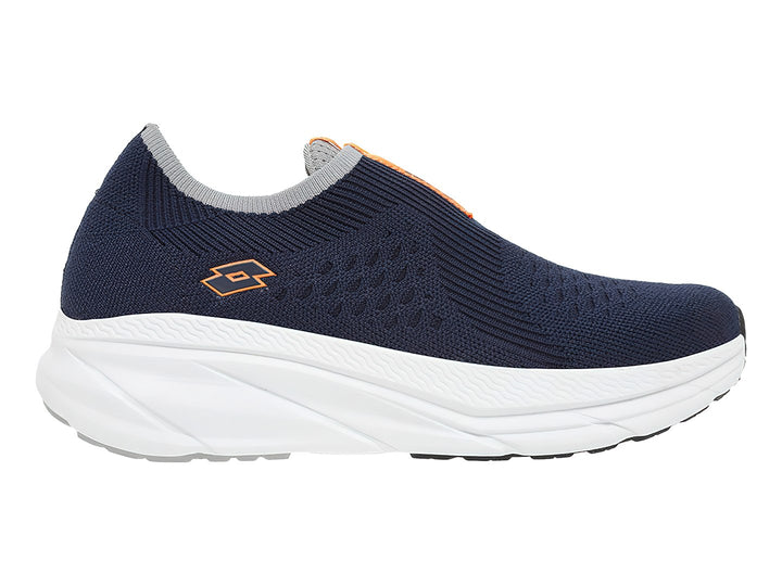 Tenis deportivos Lotto color azul marino con suela blanca y detalles en naranja, estilo slip-on.
