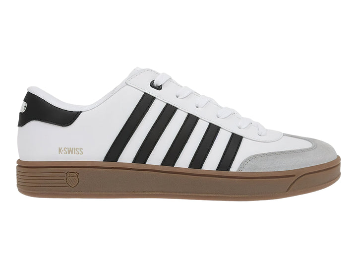 Tenis K-Swiss blancos con rayas negras laterales, punta gris y suela color café.