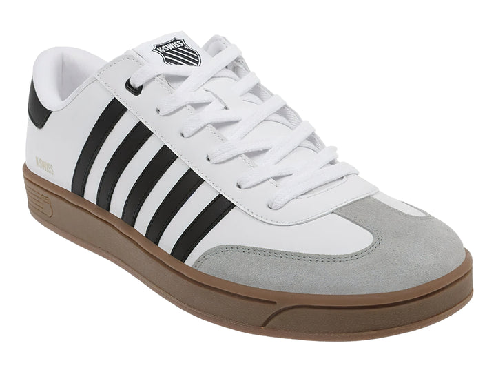 Tenis K-Swiss blancos con rayas negras laterales, punta gris y suela color café.