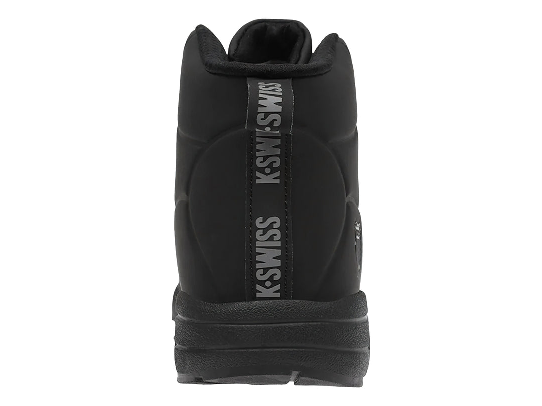 Tenis K-Swiss de bota color negro monocromático con diseño deportivo y suela amortiguada.