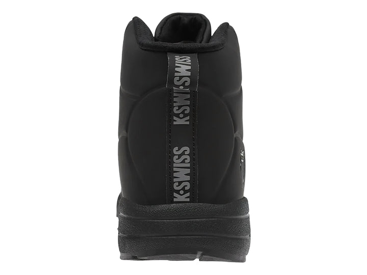 Tenis K-Swiss de bota color negro monocromático con diseño deportivo y suela amortiguada.