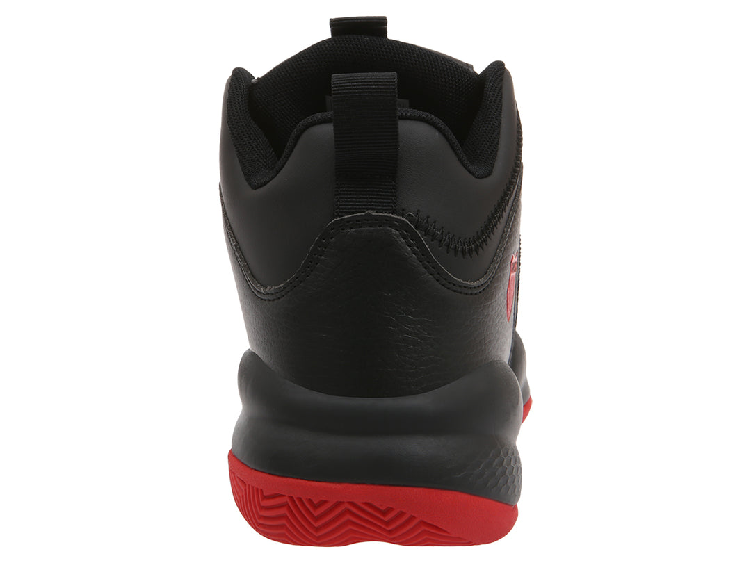 Tenis de baloncesto K-Swiss de corte alto en color negro con suela roja.