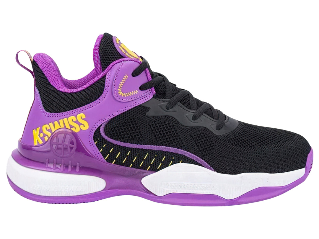 Tenis de baloncesto K-Swiss en colores negro y morado con detalles amarillos y suela blanca.