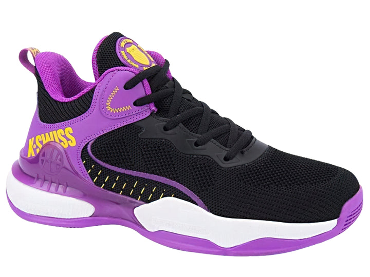 Tenis de baloncesto K-Swiss en colores negro y morado con detalles amarillos y suela blanca.