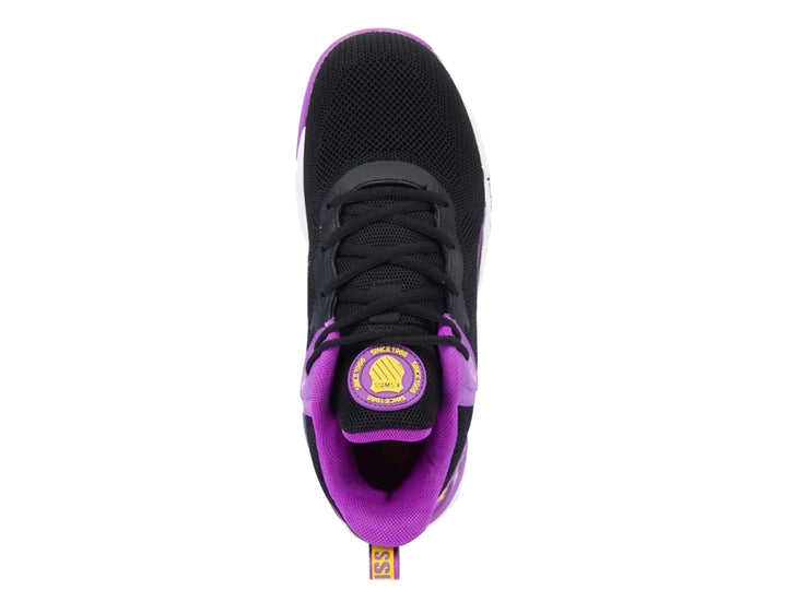 Tenis de baloncesto K-Swiss en colores negro y morado con detalles amarillos y suela blanca.