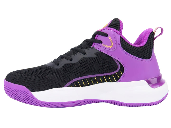 Tenis de baloncesto K-Swiss en colores negro y morado con detalles amarillos y suela blanca.