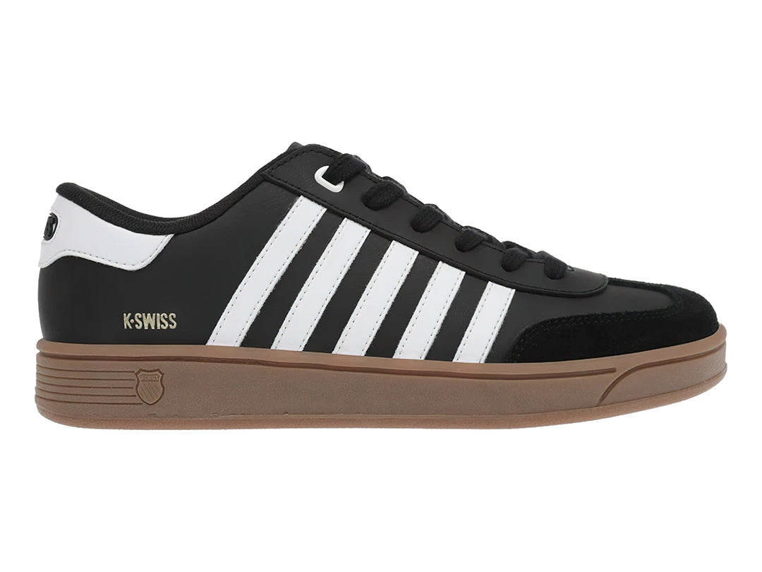 Tenis K-Swiss Francis Court en color negro con rayas laterales blancas y suela color café.