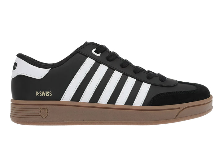Tenis K-Swiss Francis Court en color negro con rayas laterales blancas y suela color café.