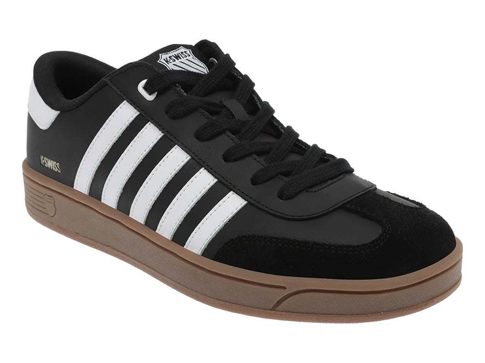Tenis K-Swiss Francis Court en color negro con rayas laterales blancas y suela color café.