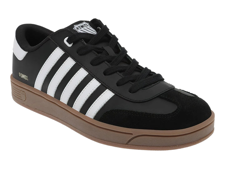 Tenis K-Swiss Francis Court en color negro con rayas laterales blancas y suela color café.
