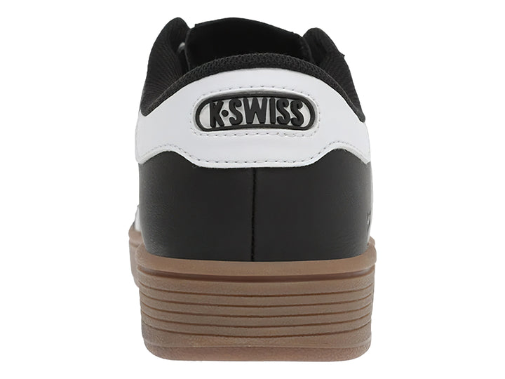 Tenis K-Swiss Francis Court en color negro con rayas laterales blancas y suela color café.