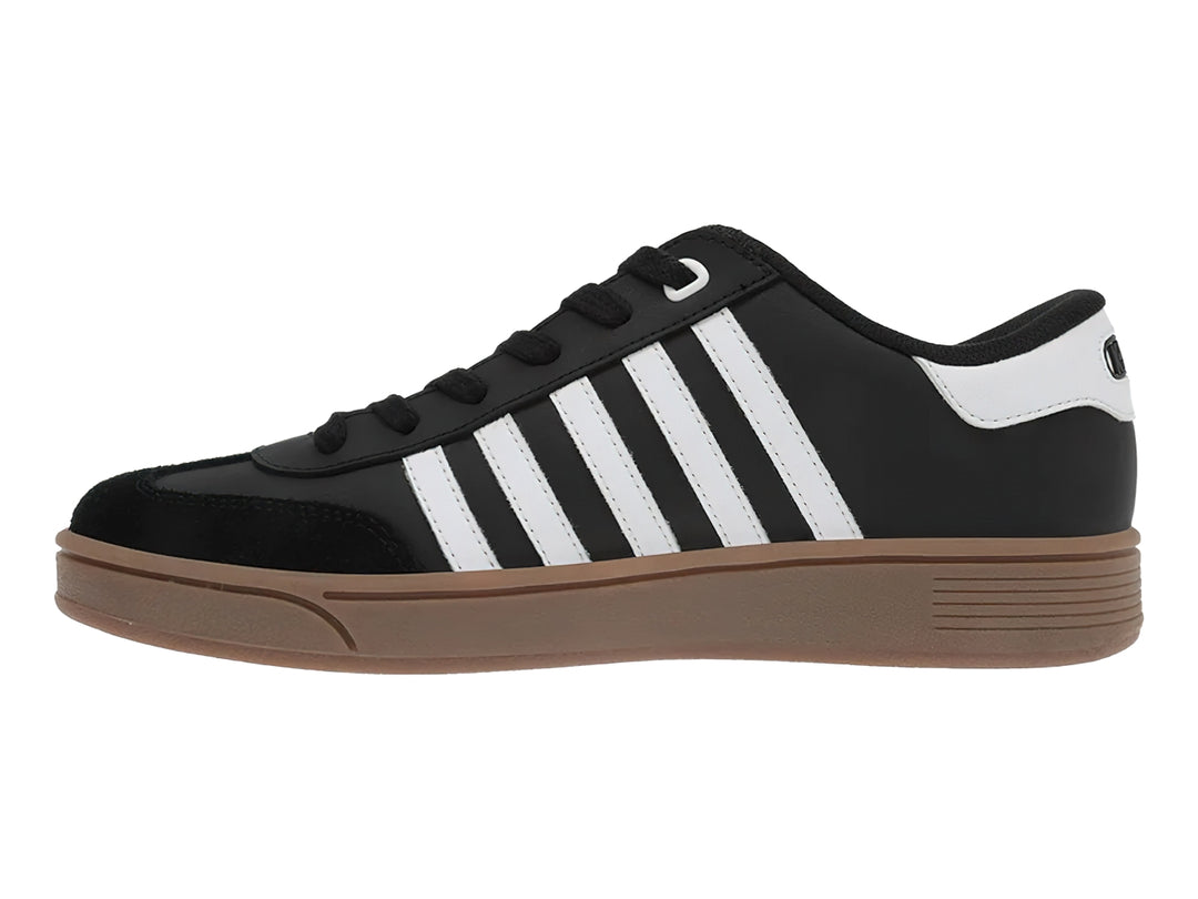 Tenis K-Swiss Francis Court en color negro con rayas laterales blancas y suela color café.