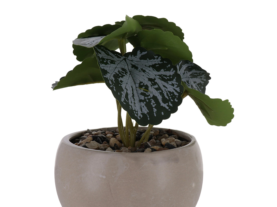 Planta artificial en maceta decorativa de cerámica bicoloreada en beige y blanco.