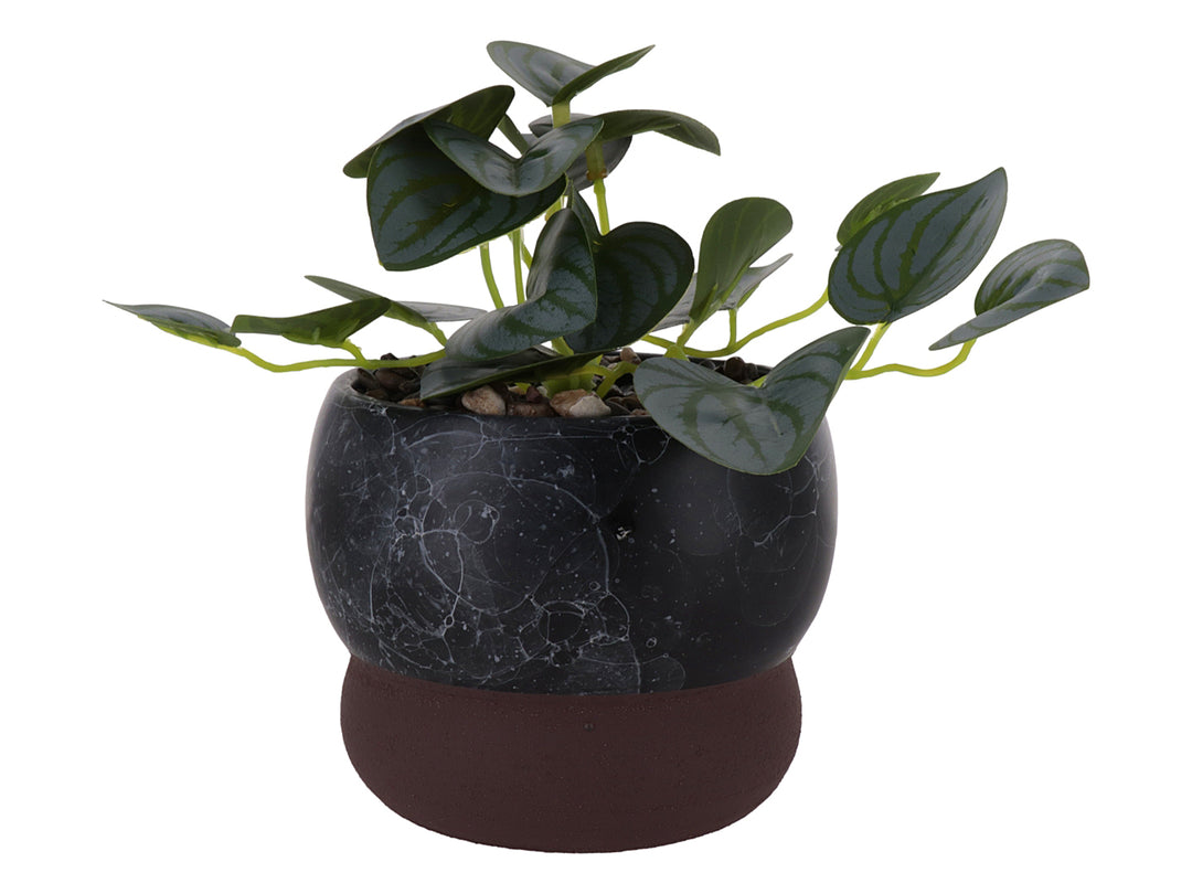 Planta artificial verde en maceta decorativa de mármol negro con base marrón.