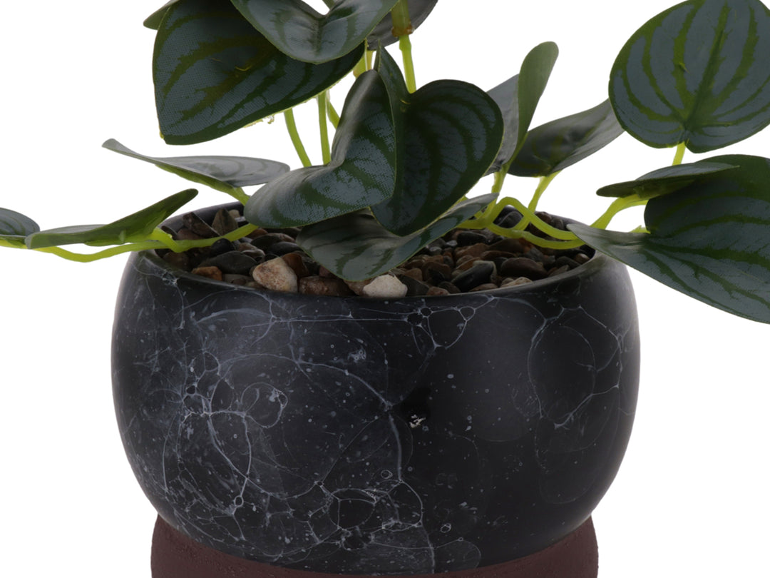 Planta artificial verde en maceta decorativa de mármol negro con base marrón.